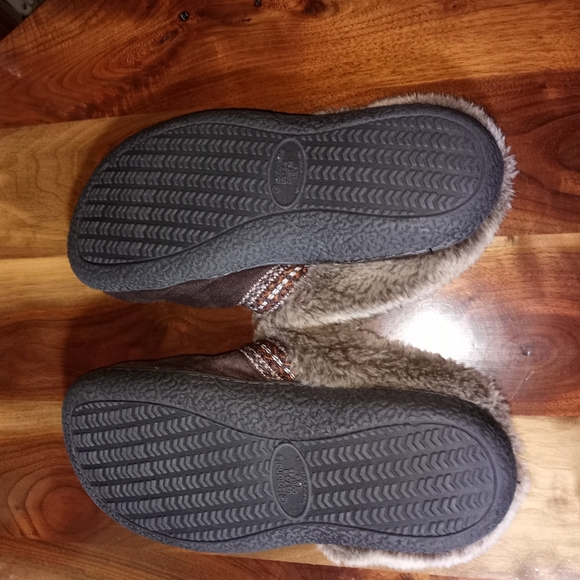 Isotoner Slippers - Picture 5 of 8